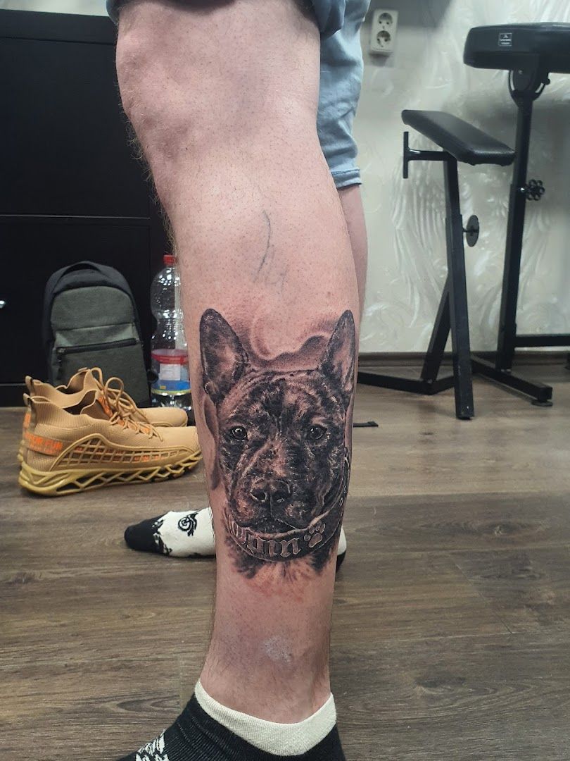 a man with a narben tattoo on his leg, leipzig, germany