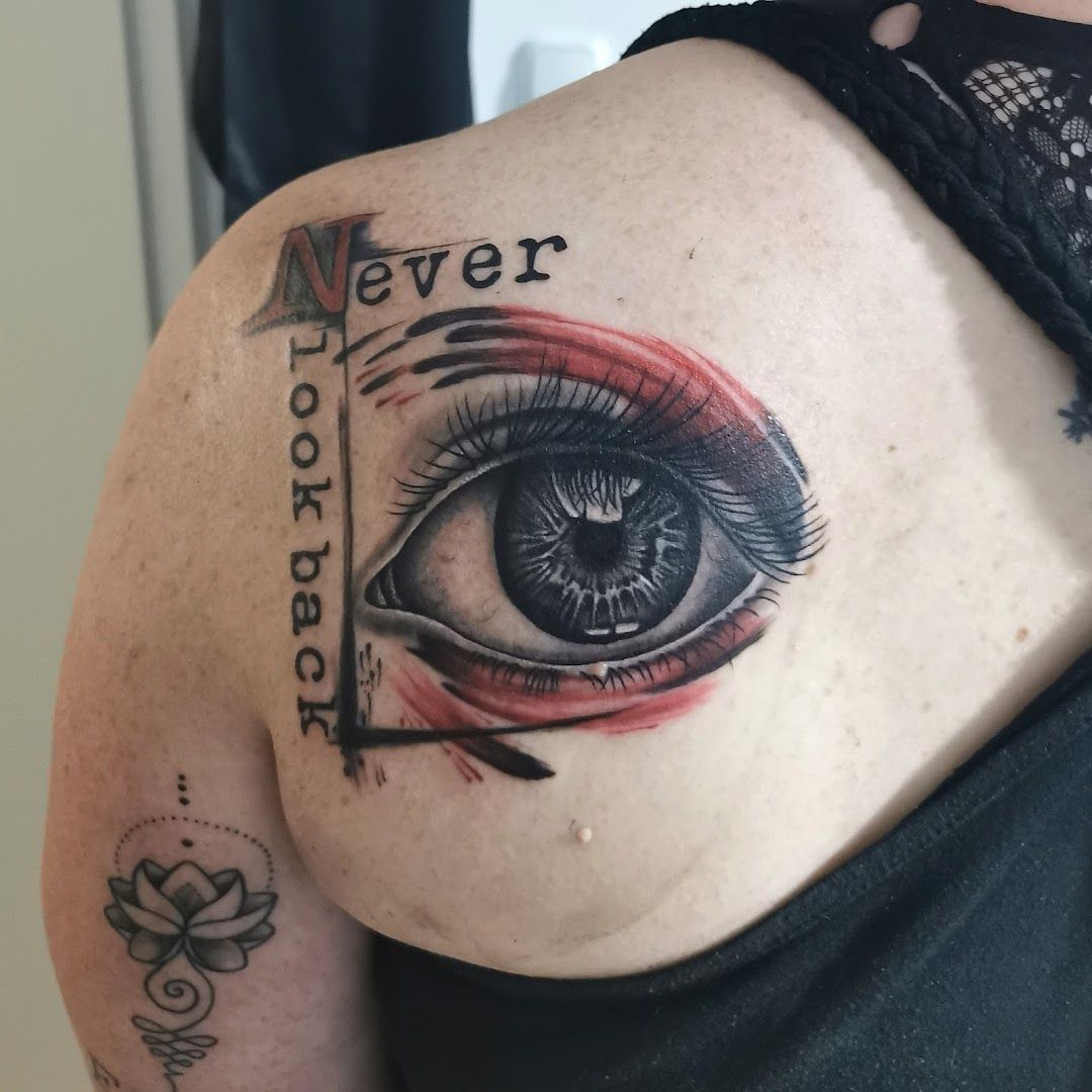 a woman with a cover-up tattoo on her shoulder, nürnberg, germany