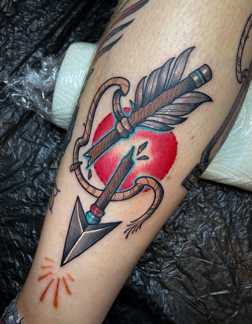 a narben tattoo with an arrow and a heart, regen, germany