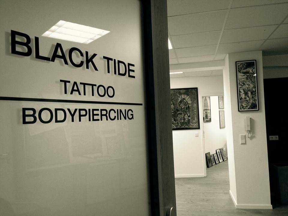 a black and white photo of a black and white sign