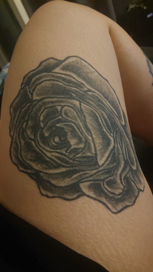 a cover-up tattoo of a rose on the thigh, berlin, germany