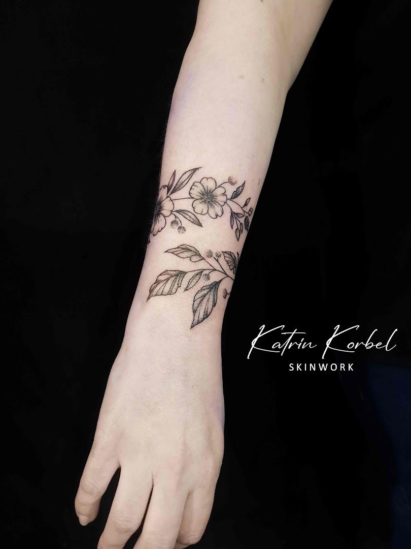 a woman's hand with a narben tattoo of a flower, aurich, germany