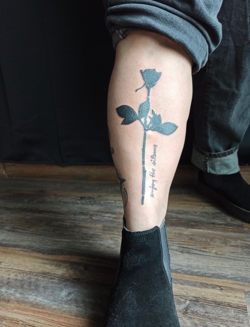 a rose narben tattoo on the leg, bochum, germany