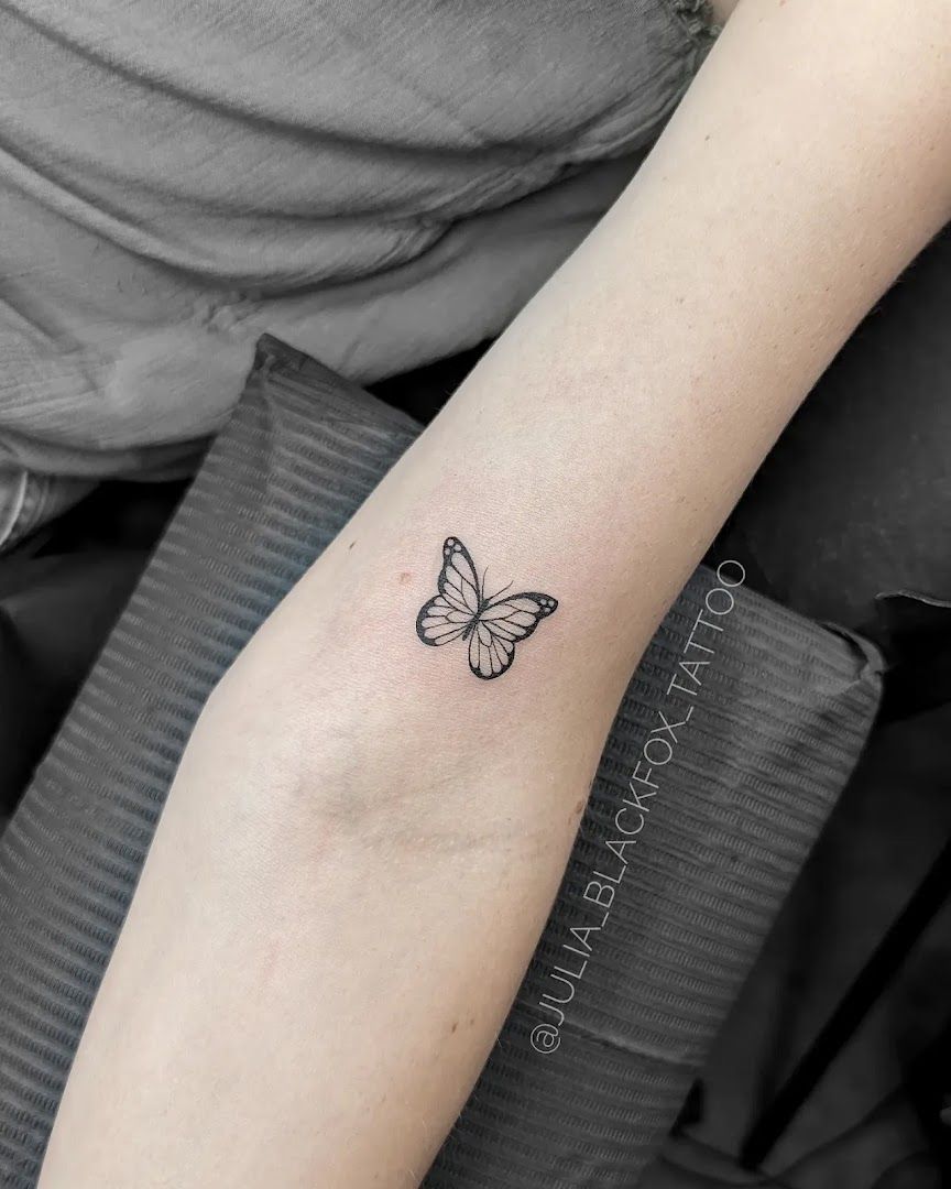 a small butterfly narben tattoo on the wrist, frankfurt, germany