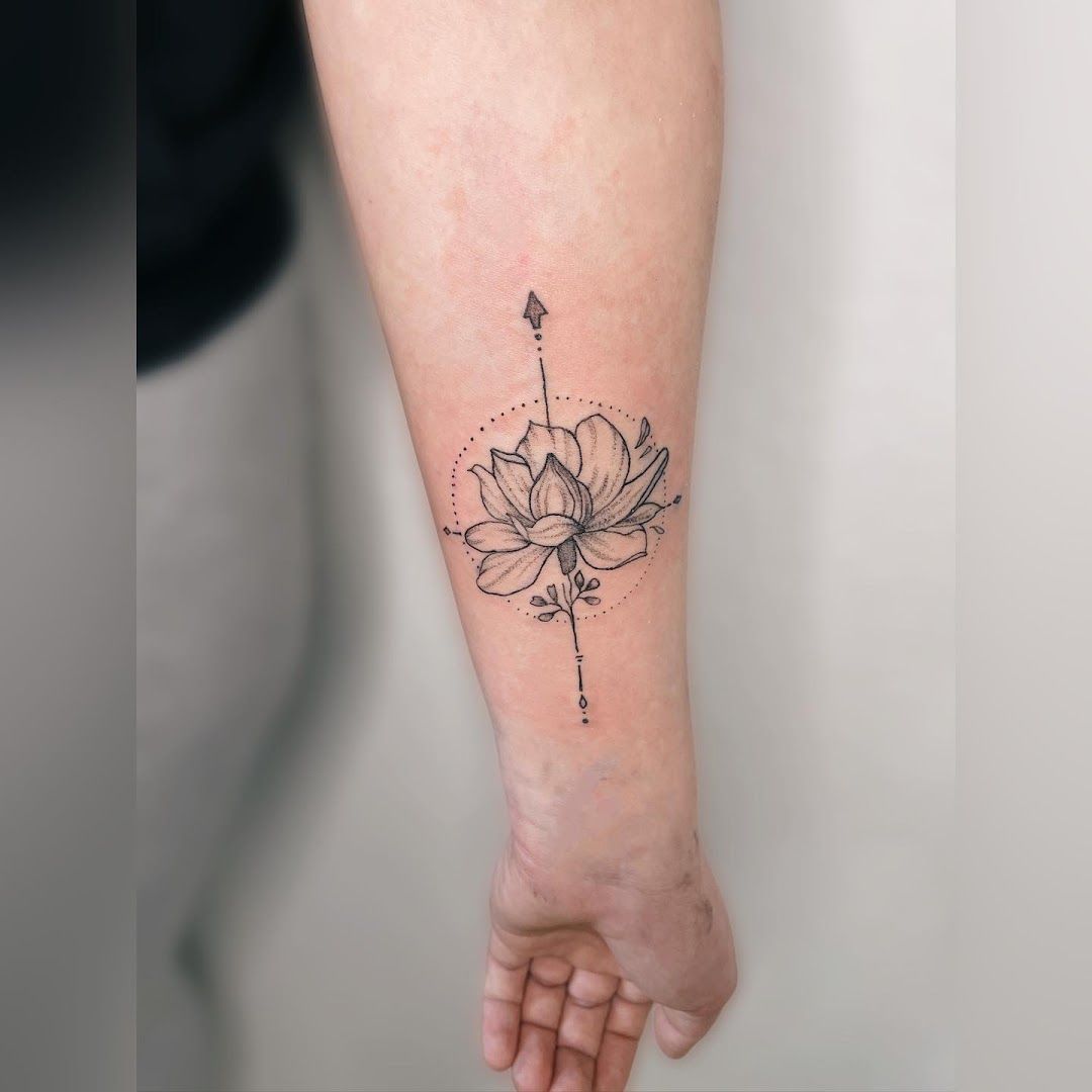 a black and white flower narben tattoo on the forearm, gotha, germany