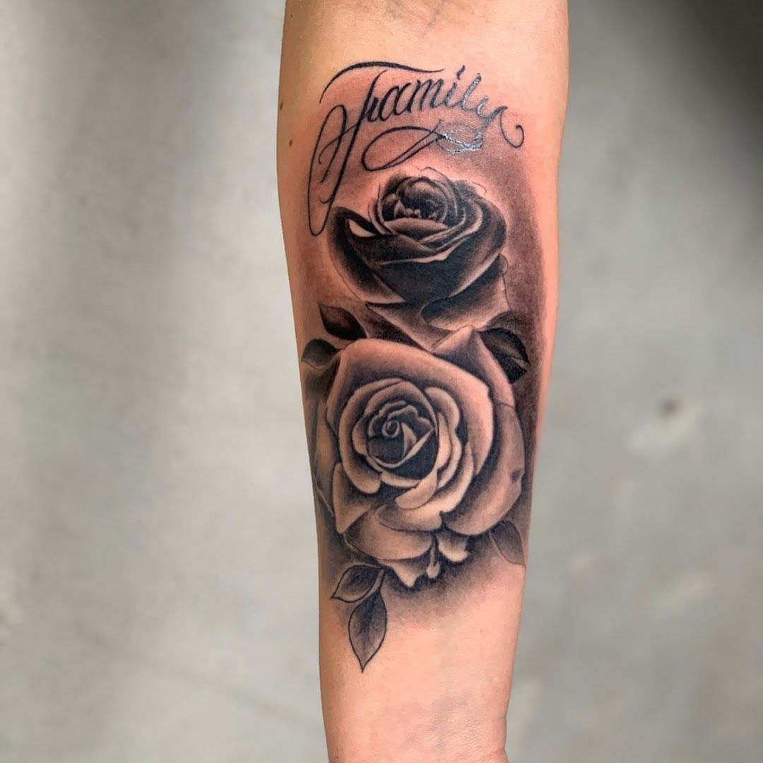 a black and white rose narben tattoo on the forearm, bonn, germany