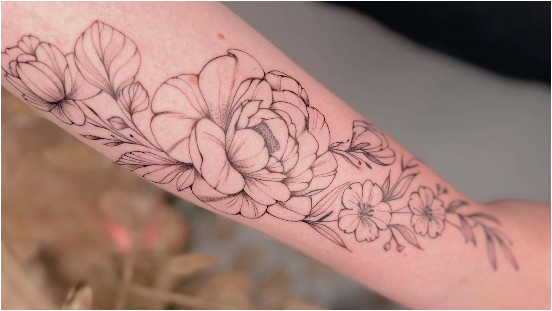 a woman's arm with a flower narben tattoo, schaumburg, germany