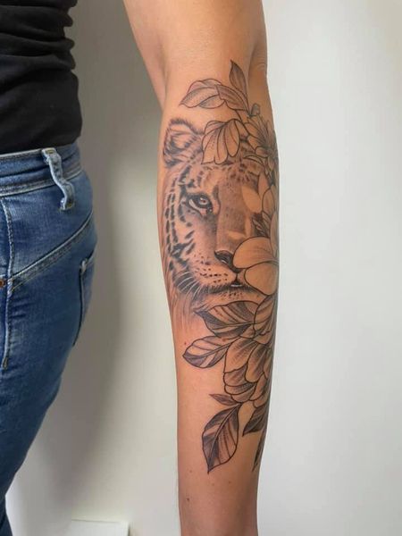 a woman with a tiger narben tattoo on her arm, kreisfreie stadt passau, germany