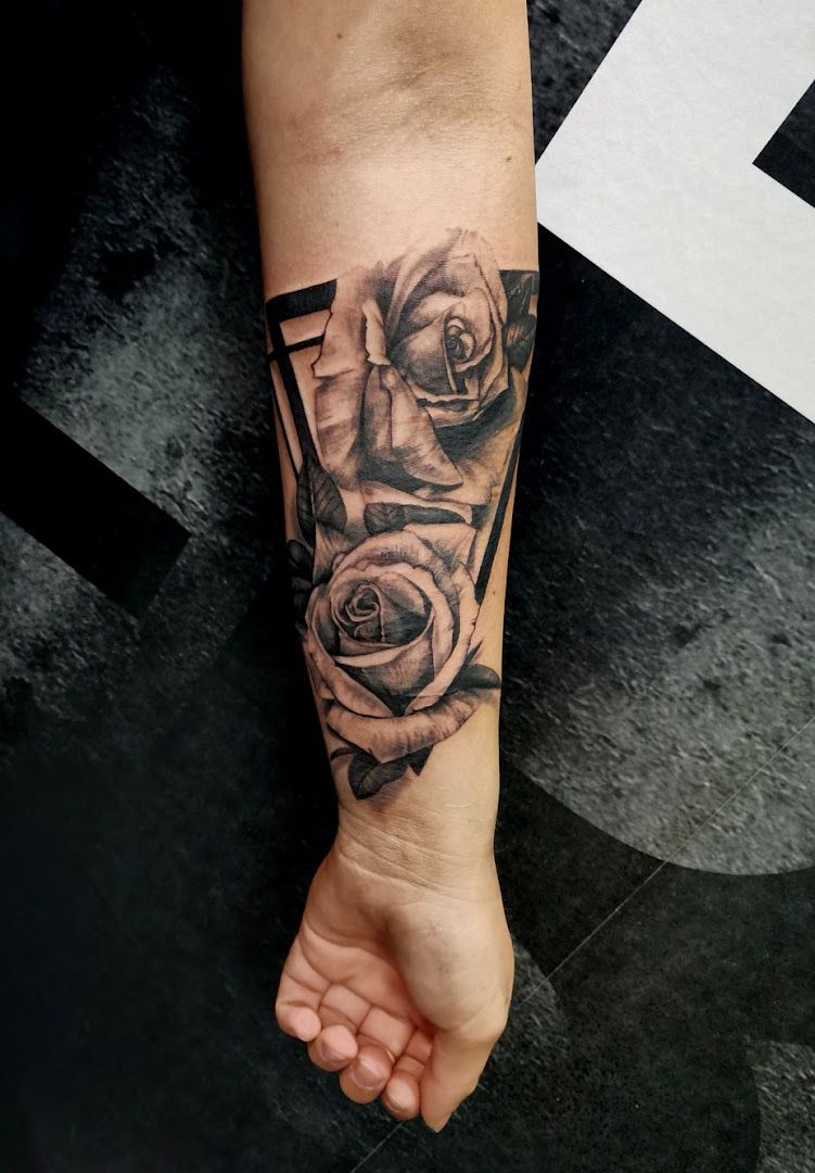 a black and white rose cover-up tattoo on the forearm, kassel, germany