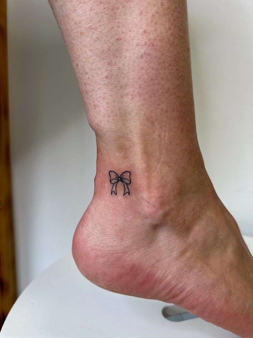 a small narben tattoo on the ankle, freising, germany