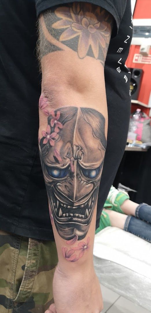 a blackwork tattoo artist with a skull on his arm, neumarkt, germany