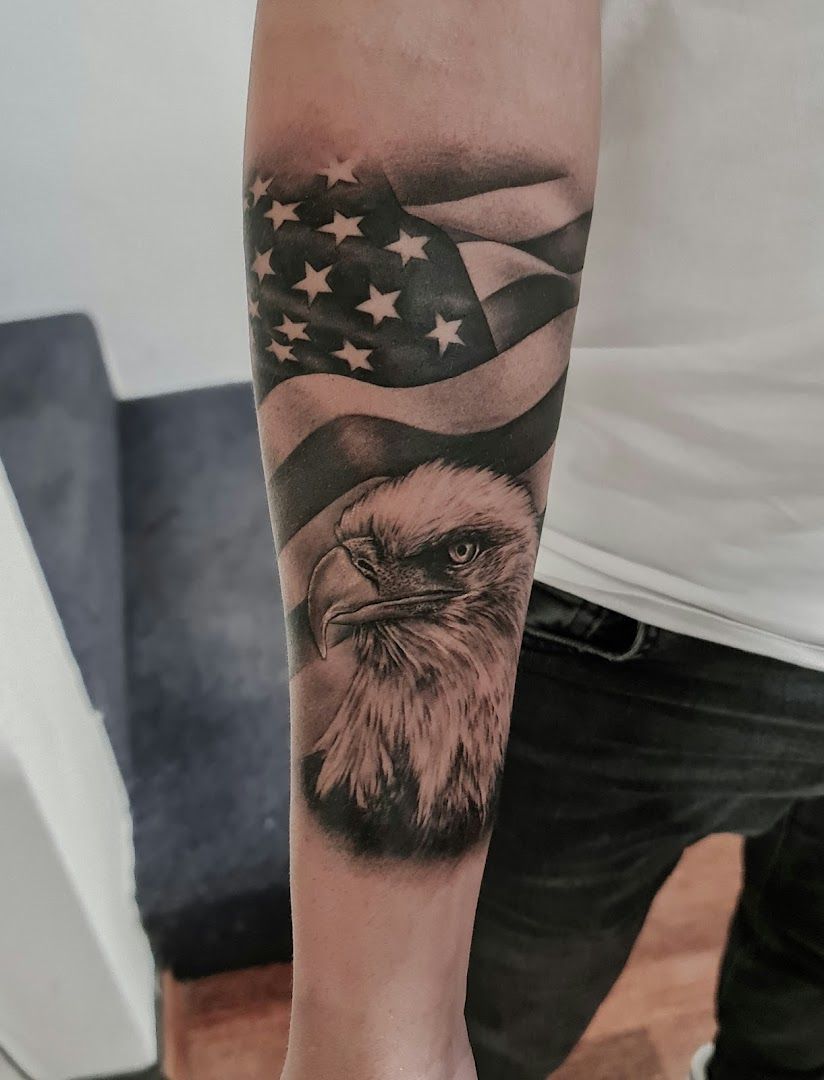 an eagle with an american flag narben tattoo on the arm, kreisfreie stadt freiburg im breisgau, germany