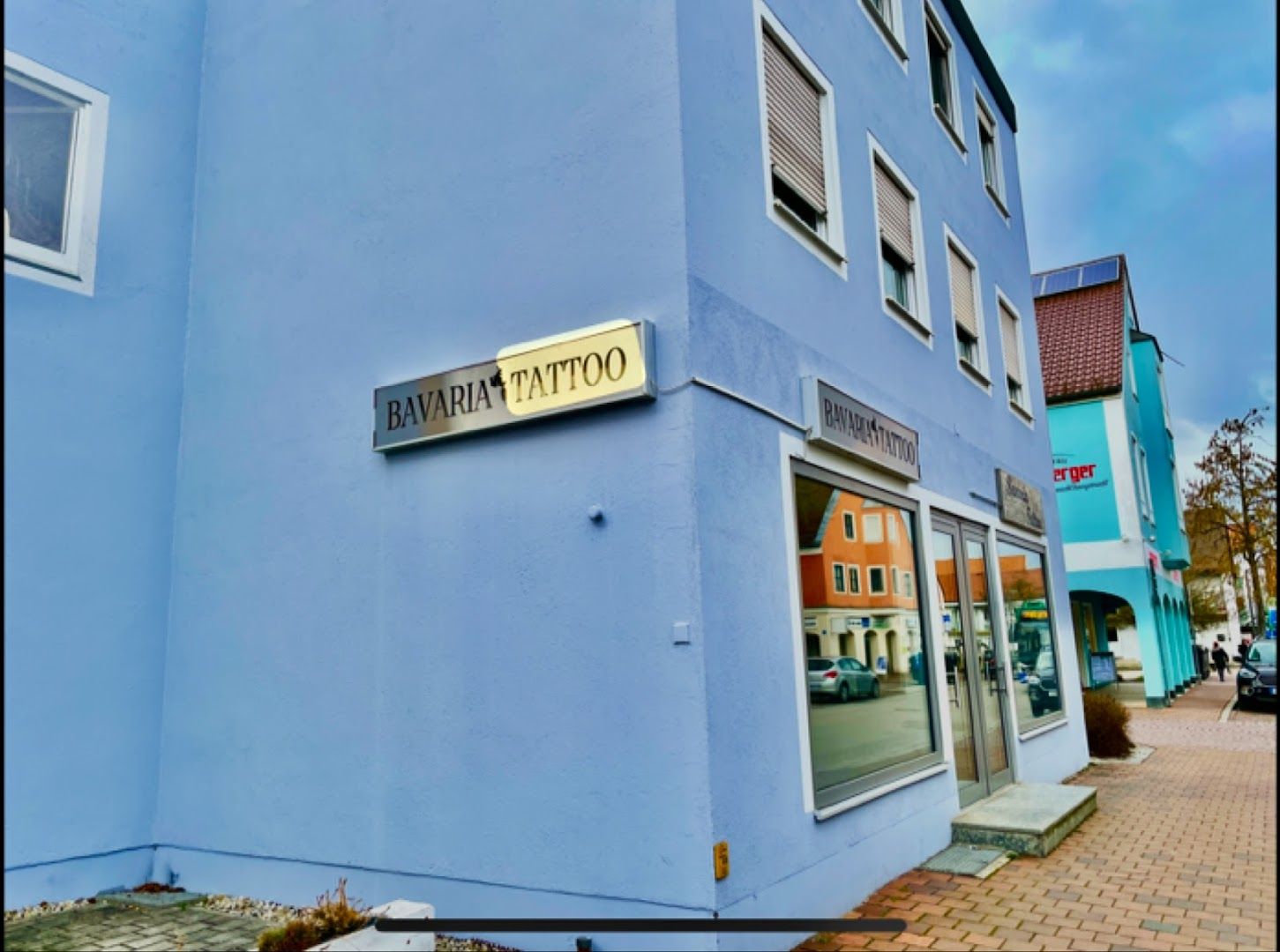 a blue building with a sign that says city park