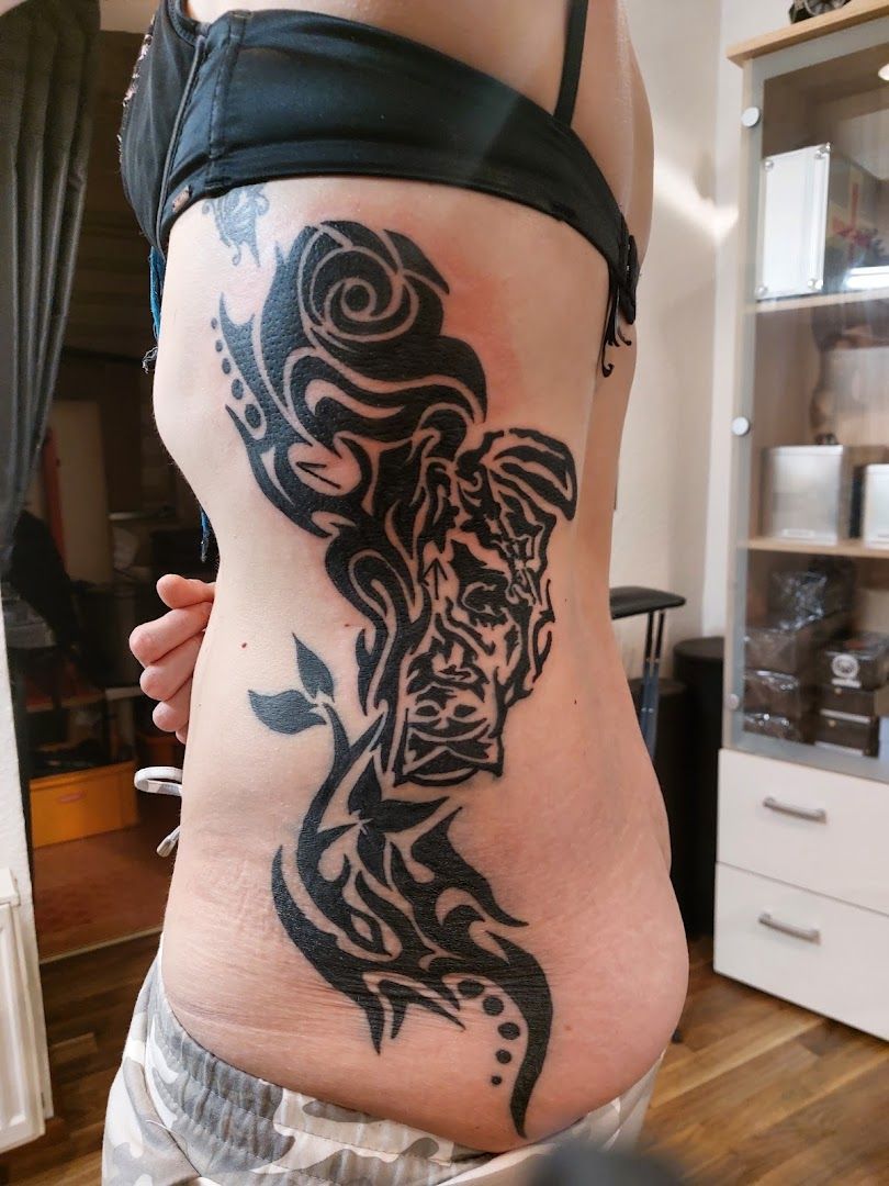 a woman's stomach with a narben tattoo design on it, ansbach, germany