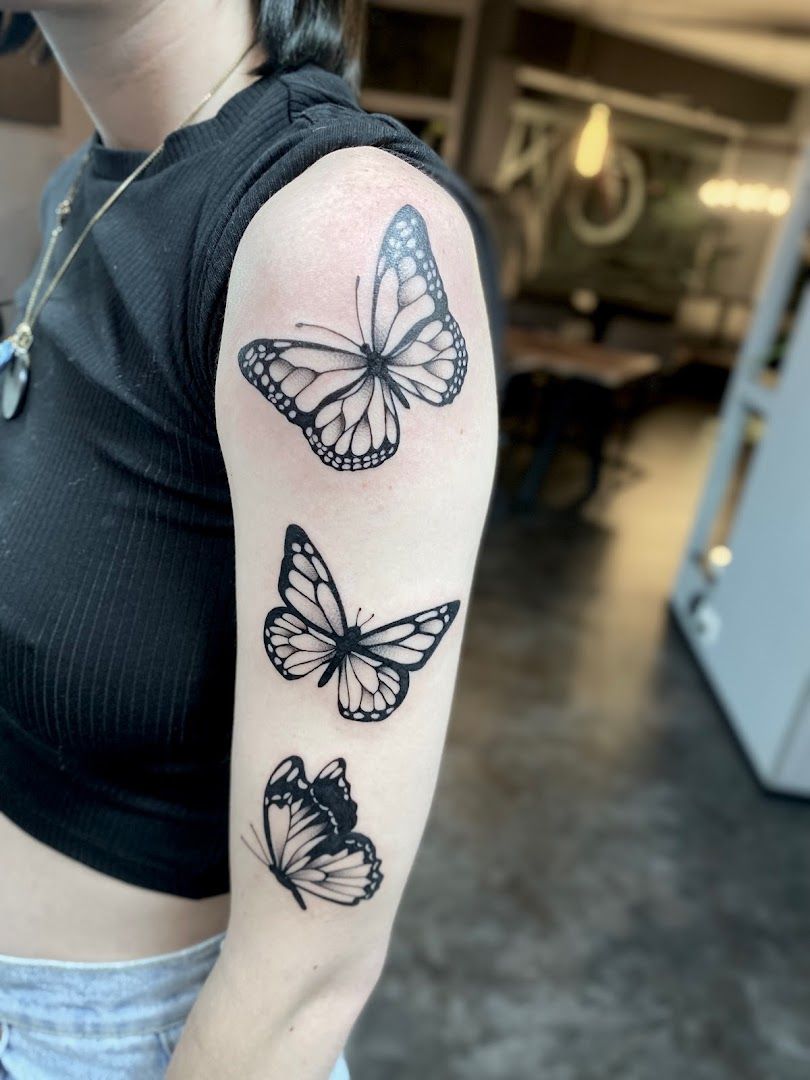 a woman with a narben tattoo of three butterflies on her arm, frankfurt, germany