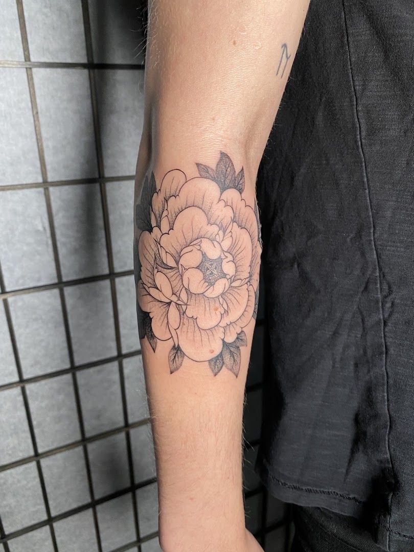 a black and white flower narben tattoo on the arm, kreisfreie stadt augsburg, germany