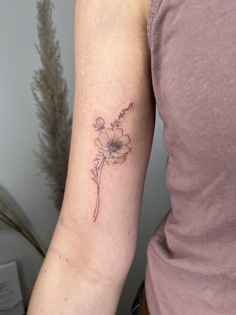 a small flower narben tattoo on the arm, rems-murr, germany
