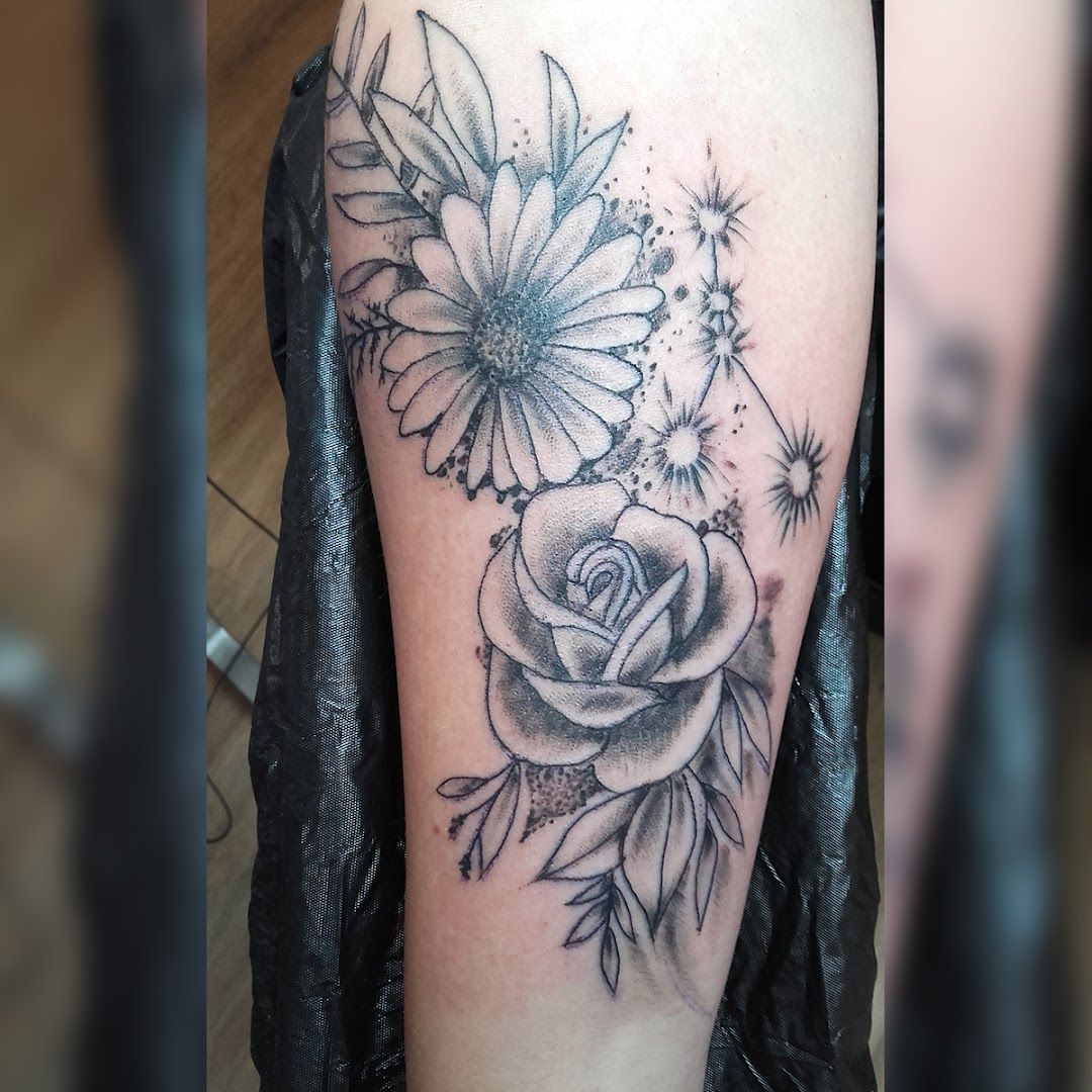 a black and white totenkopf tattoos with flowers, kleve, germany