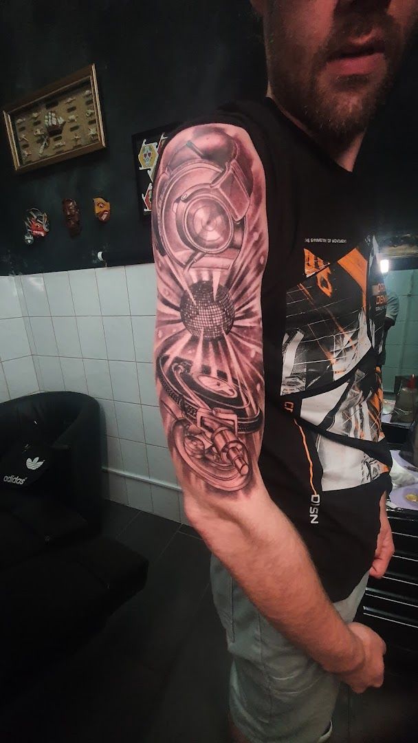 a man with a japanische tattoos in leipzig on his arm, bonn, germany