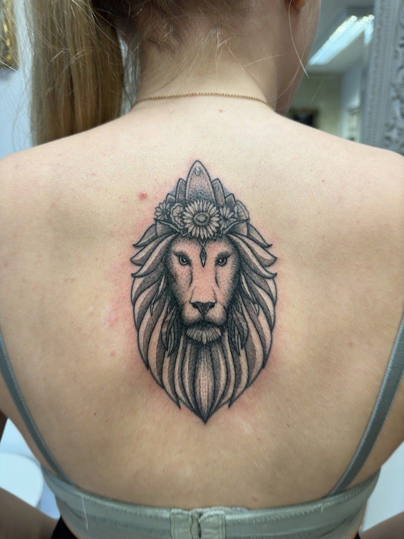 a woman with a lion narben tattoo on her back, freising, germany