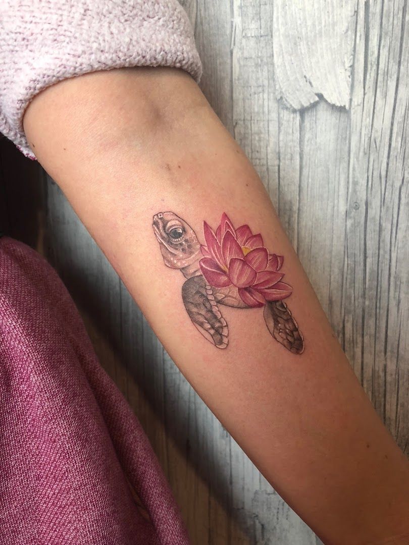 a narben tattoo of a turtle and a lotus flower, kreisfreie stadt jena, germany