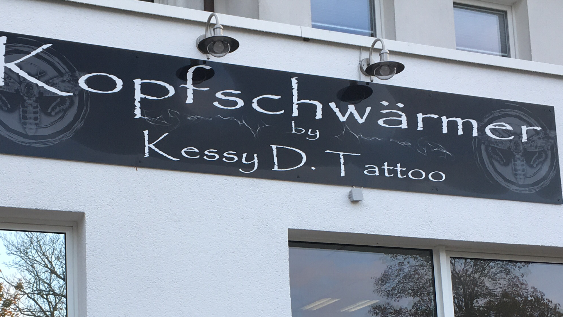 a sign on a building that says koshvare