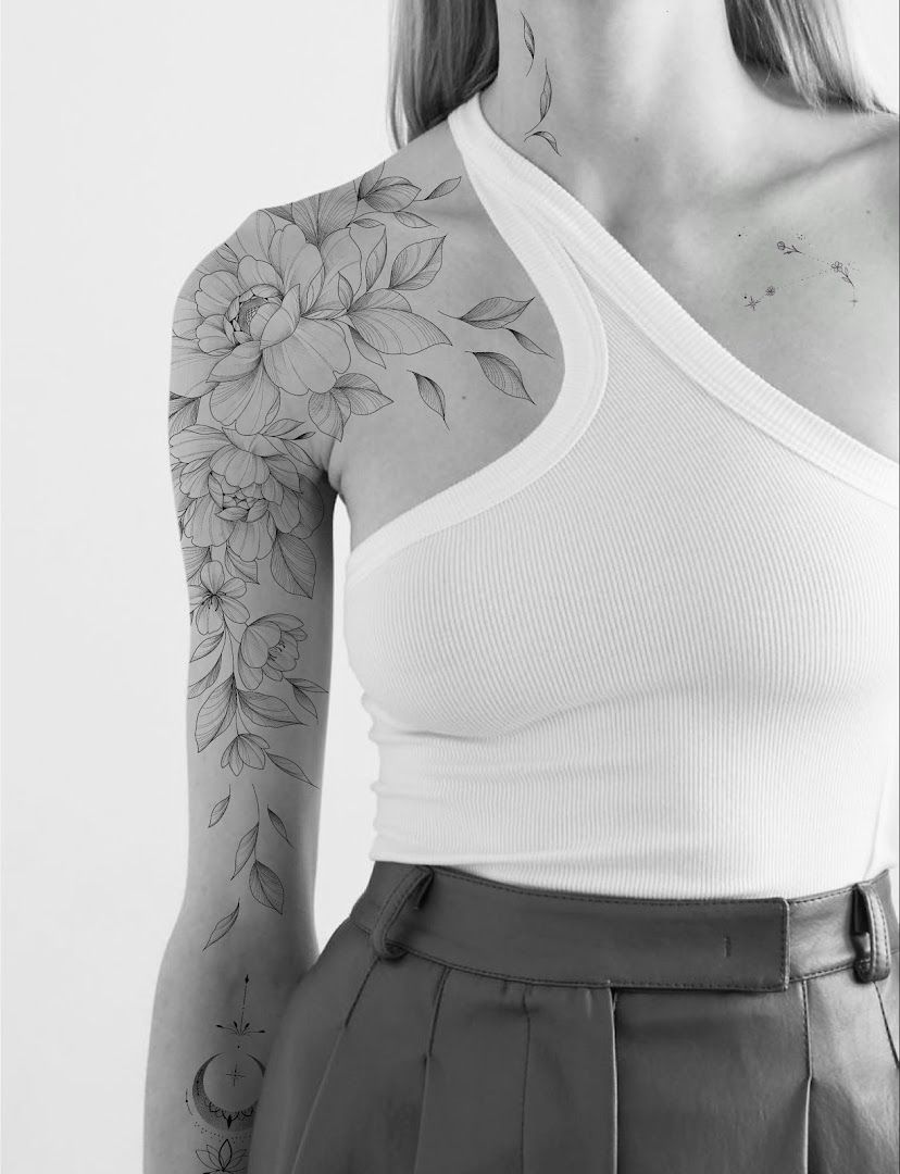 a woman with a flower narben tattoo on her shoulder, kassel, germany