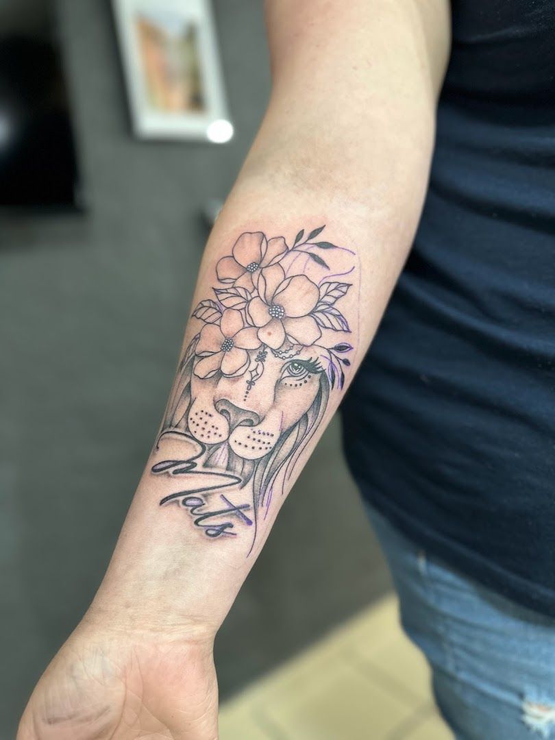 a narben tattoo of a bird and flowers on the wrist, recklinghausen, germany