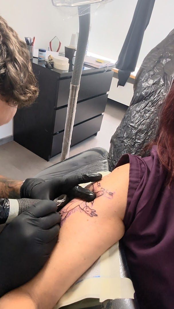 a woman getting her japanische tattoos in leipzig done by a tattoo artist, bad dürkheim, germany