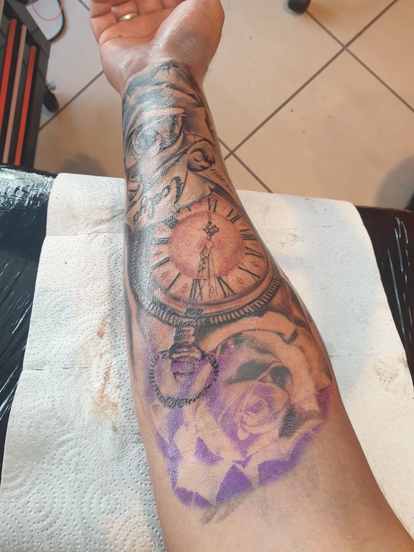 a cover-up tattoo with a clock and flowers on it, mönchengladbach, germany