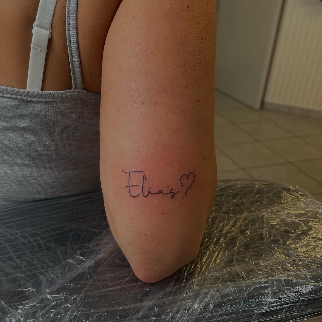 a woman with a narben tattoo on her arm, lippe, germany