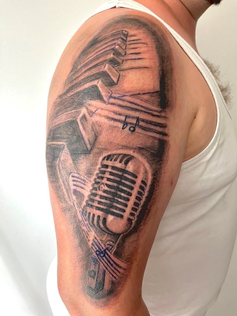 a man with a microphone japanische tattoos in leipzig on his arm, alzey-worms, germany