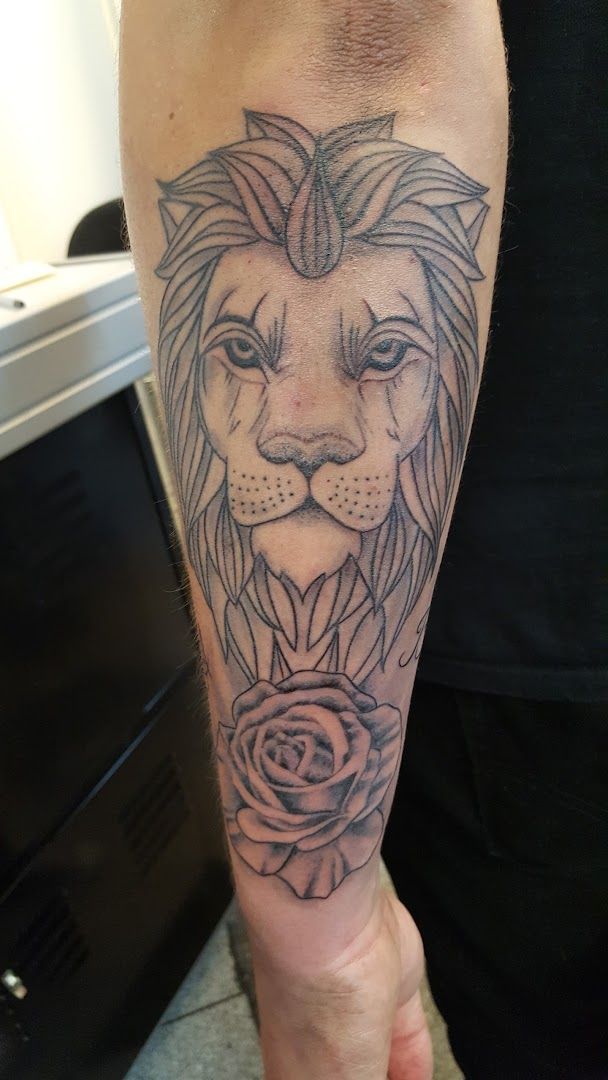 a lion narben tattoo on the leg, nürnberg, germany