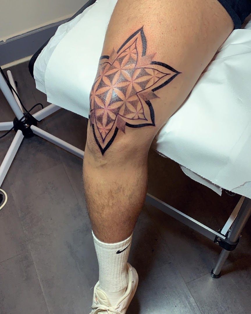 a man with a narben tattoo on his leg, aschaffenburg, germany