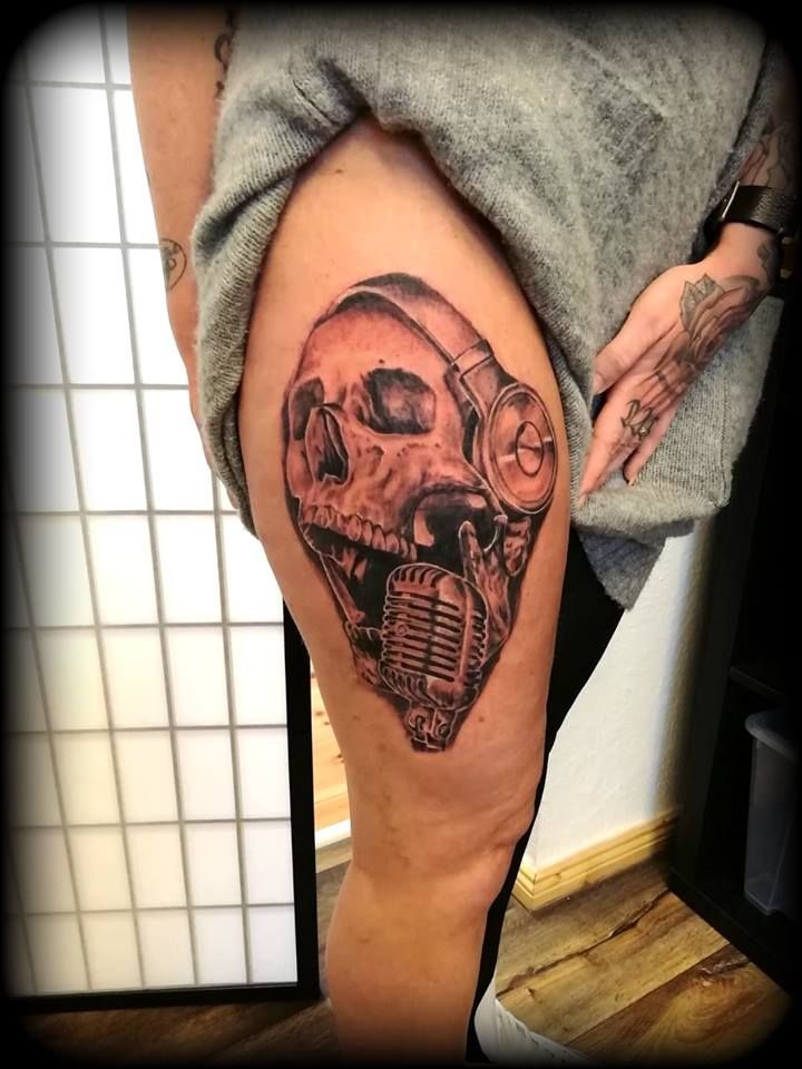 a skull narben tattoo on the leg, oberhavel, germany