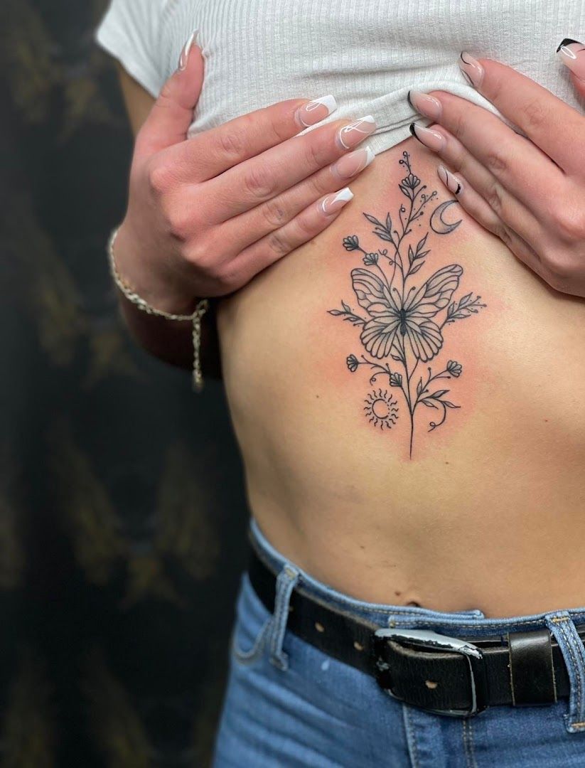 a woman with a narben tattoo on her stomach, duisburg, germany