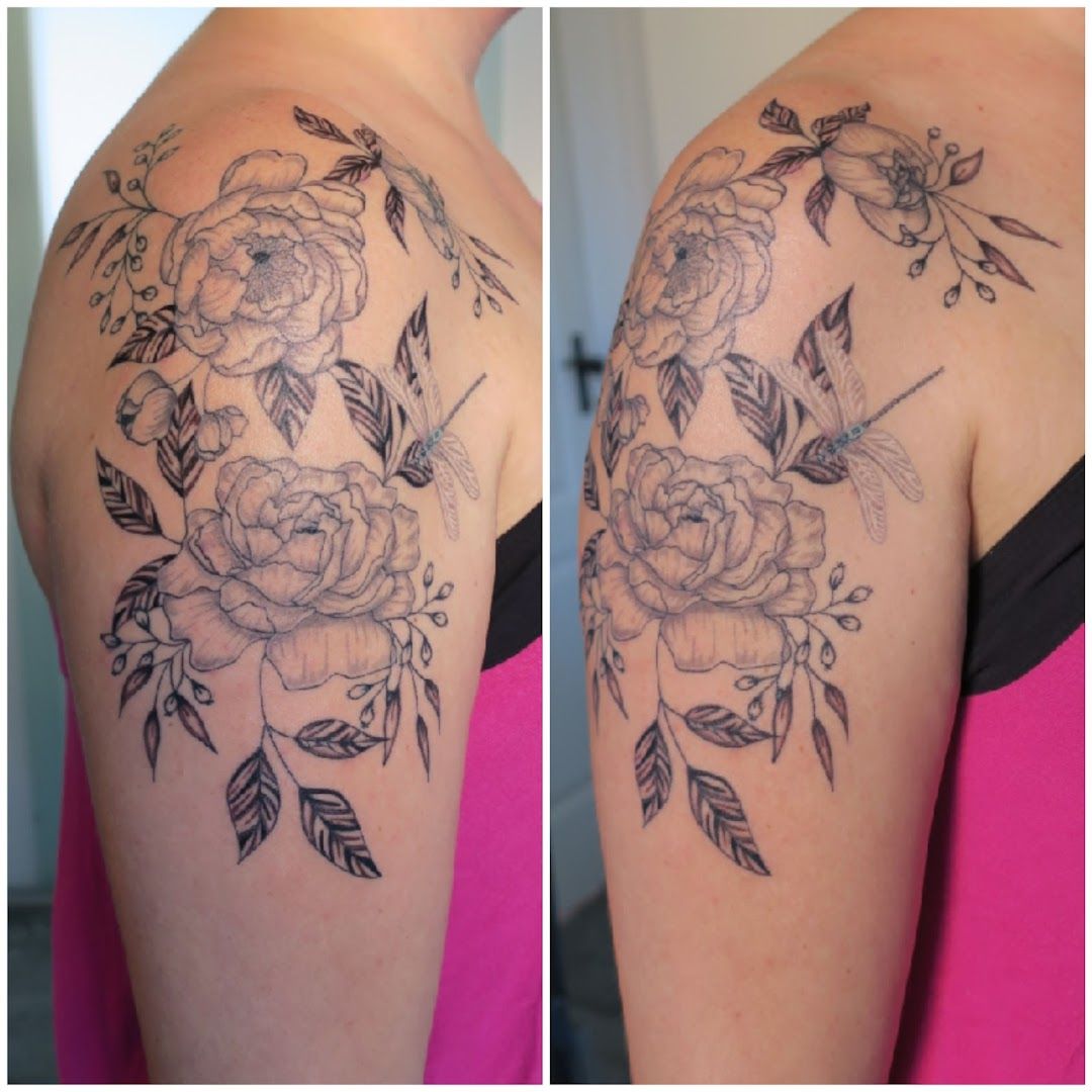 a woman's shoulder with a narben tattoo of flowers and leaves, rastatt, germany