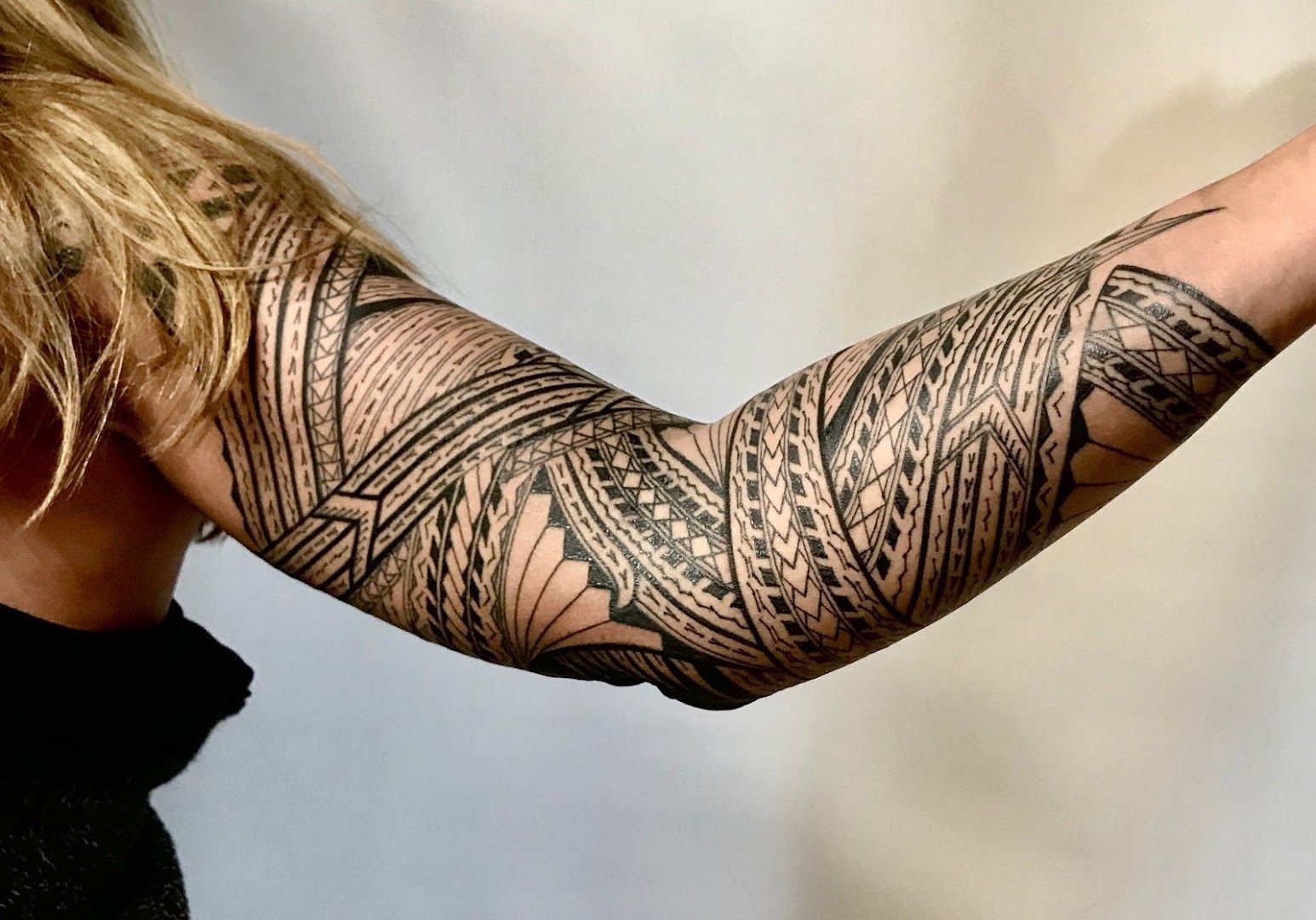 a woman with a aquarell tattoos on her arm, kreisfreie stadt freiburg im breisgau, germany