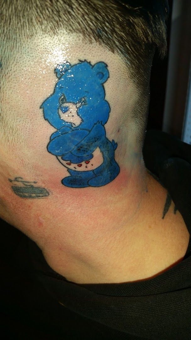 a man with a blue bear narben tattoo on his neck, ammerland, germany