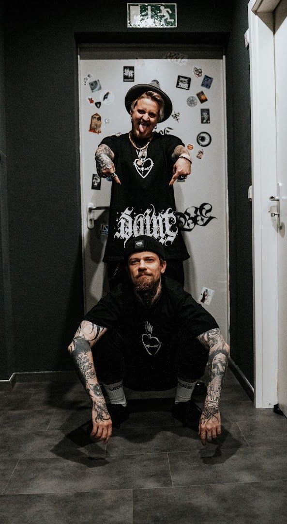 two men in a bathroom with japanische tattoos in leipzigs on their arms, nürnberg, germany