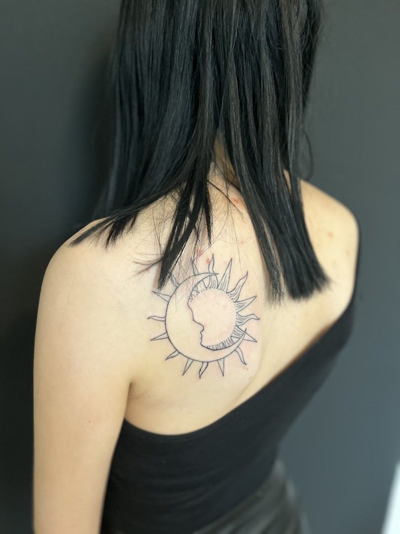 a woman with a narben tattoo on her back, paderborn, germany