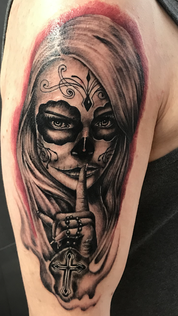 a cover-up tattoo of a woman with a skull on her shoulder, borken, germany