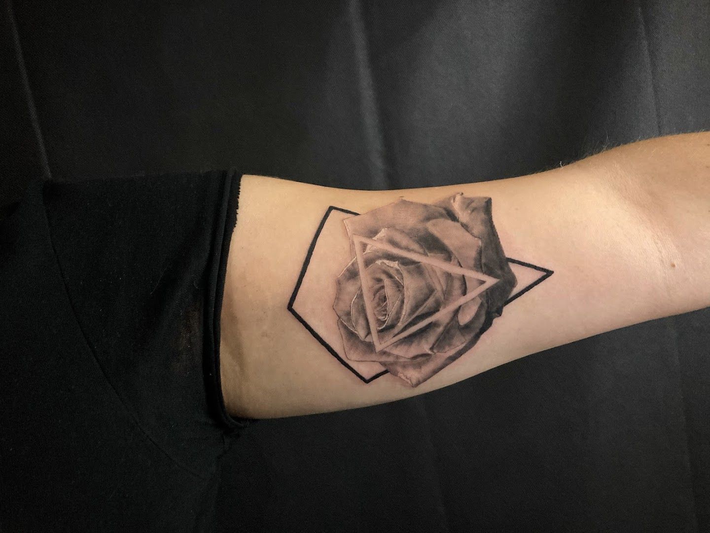 a rose narben tattoo on the arm, amberg-sulzbach, germany