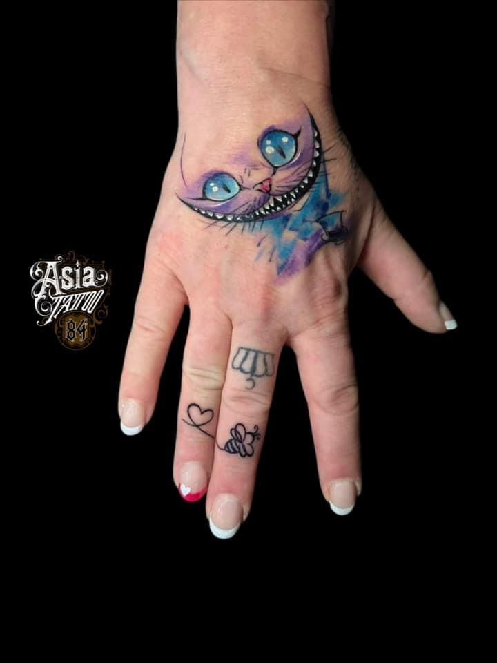 a hand narben tattoo with a small blue bird on it, berlin, germany