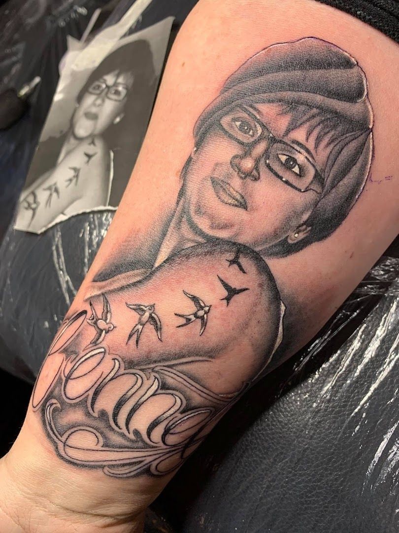 a narben tattoo of a woman with a cat on her arm, bremen, germany