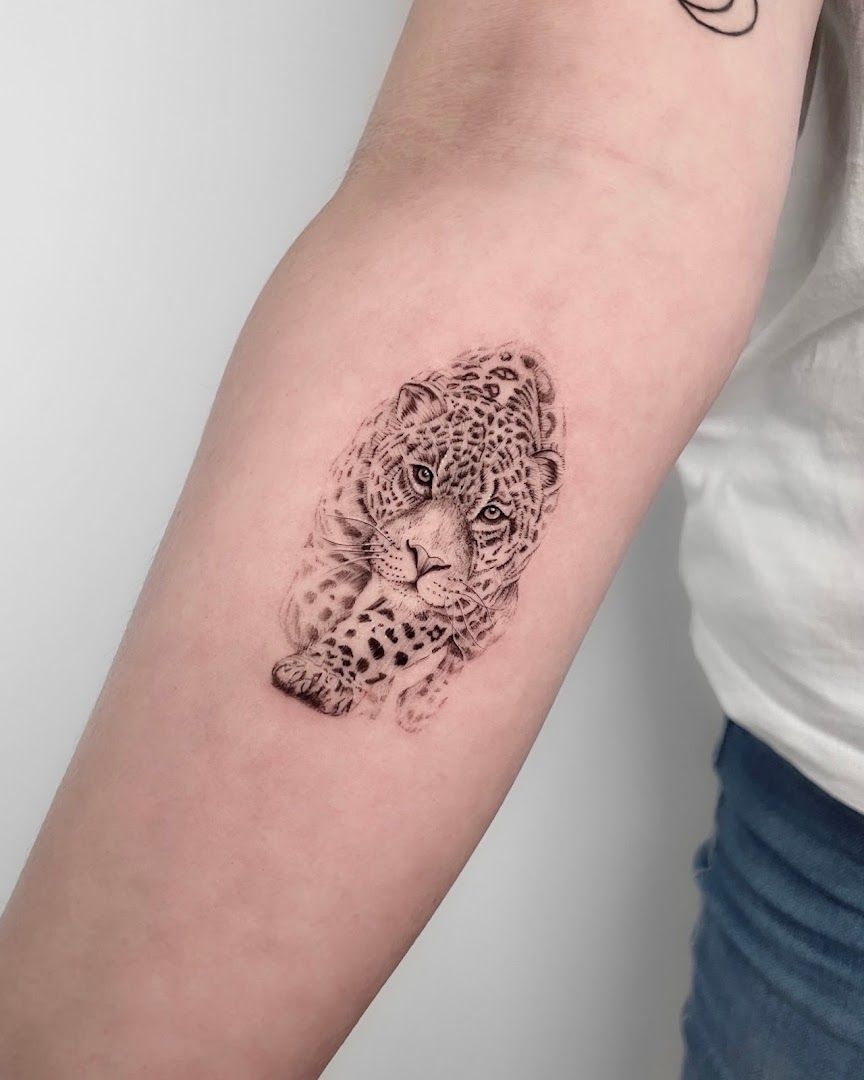 a black and white narben tattoo of a leopard, frankfurt, germany