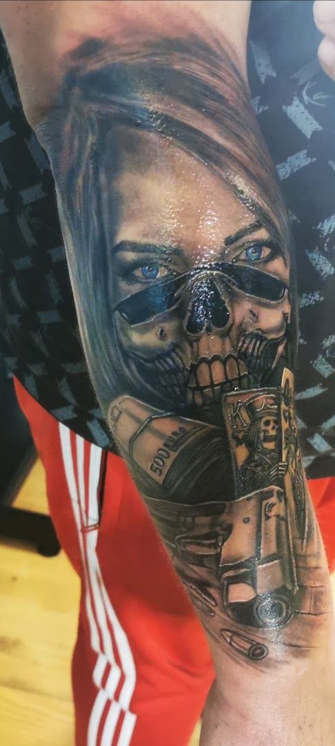 a man with a japanische tattoos in leipzig on his arm, bonn, germany