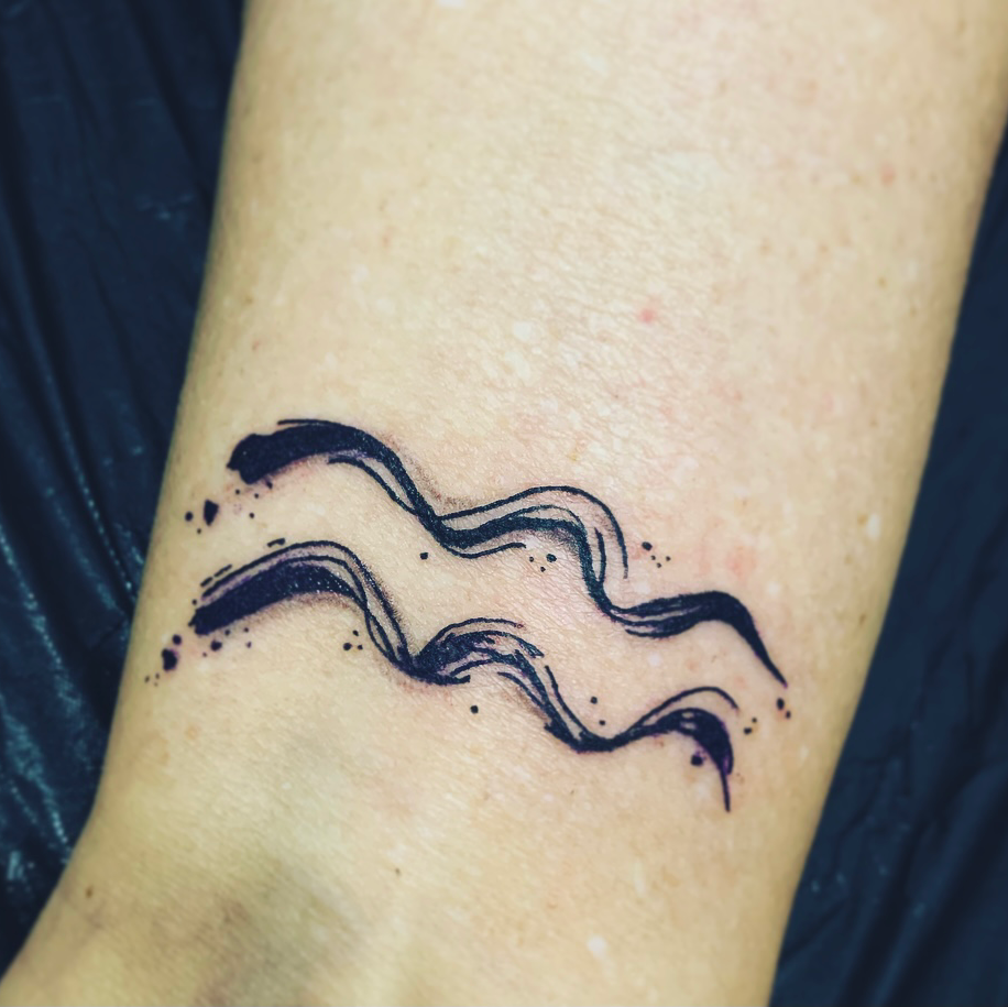 a narben tattoo of a wave on the wrist, munich, germany