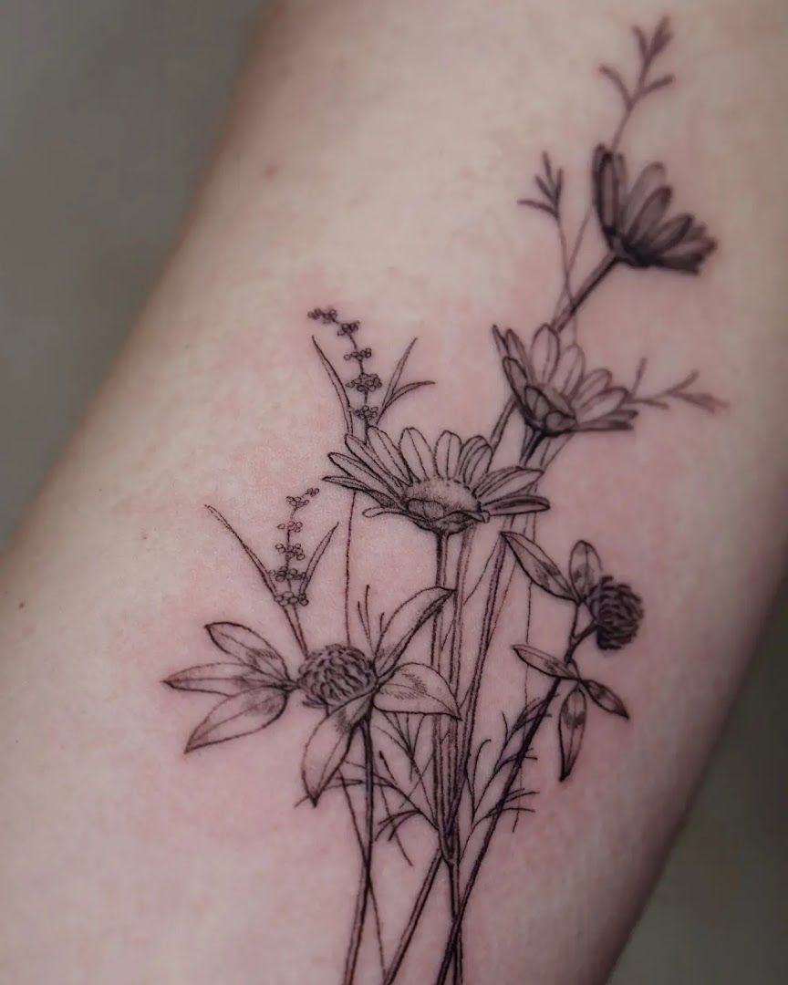 a small flower narben tattoo on the wrist, essen, germany