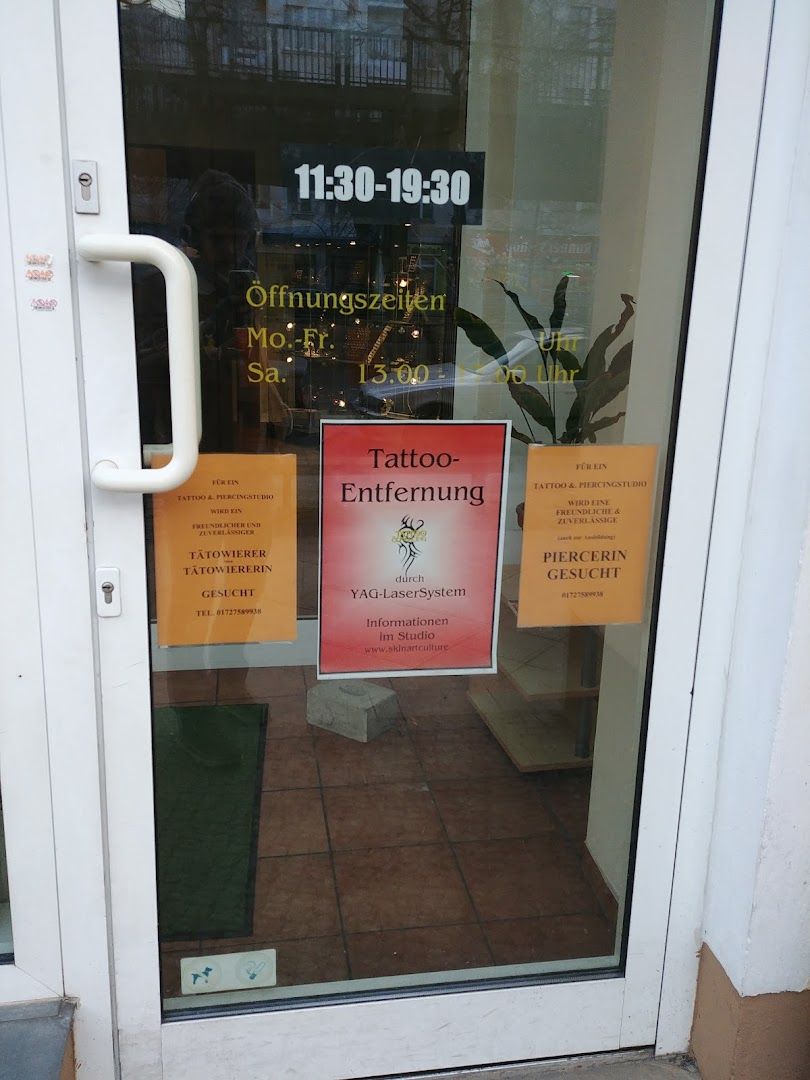 a sign on the door of a restaurant